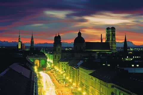 Munich Night Tour by Bus with Dinner and Olympic Tower