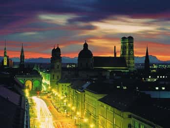 München: Abendtour mit Bus, Abendessen und Olympiaturm München: Abendtour mit Bus, Abendessen und Olympiaturm