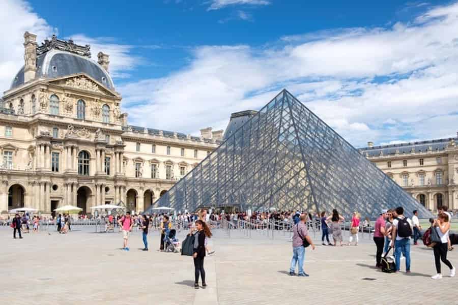 Paris – Louvre: Theaterführungen im Freien auf Französisch. Foto: GetYourGuide
