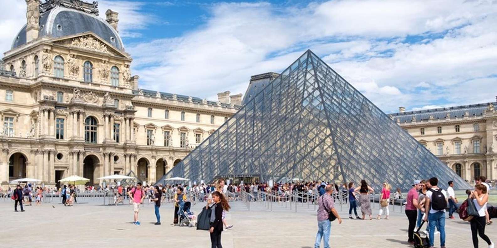 Paris – Louvre: Dramatized Guided Tour Outside the Museum in French