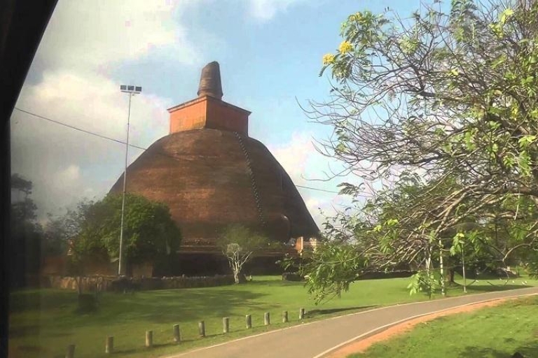 De Colombo: excursion d'une journée à Anuradhapura
