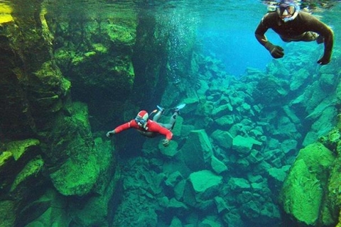 Ab Reykjavik: Schnorcheln in der Silfra mit UnterwasserfotosTour mit Neoprenanzug