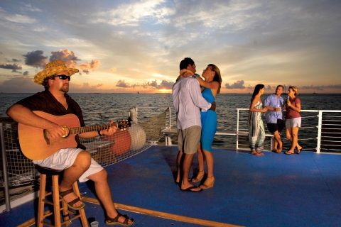 Cayo Hueso: fiesta al atardecer en un catamarán