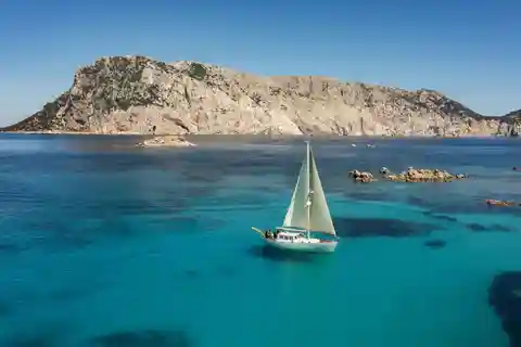 TOUR DI TAVOLARA CON BARCA A VELA D'EPOCA DI 15 METRI CON APERITIVO