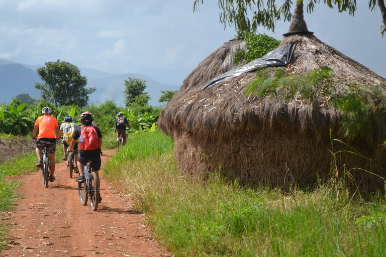 Au départ de Chiang Mai : Circuit cycliste de la vallée de Mae Taeng et des chutes d&#039;eau