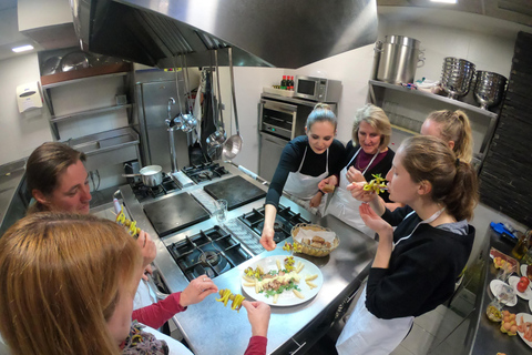 San Sebastián: Taller de Pintxos y Fiesta en la Cocina Secreta