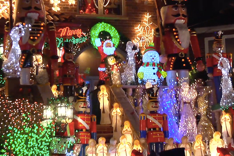 From Manhattan: Dyker Heights Holiday Bus TourTour in English at 6:00 PM