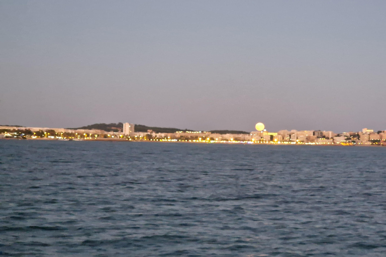 Salou: Boat ride and visit to the sea wolf cave. Salou: Boat ride and visit to the sea lion cave.