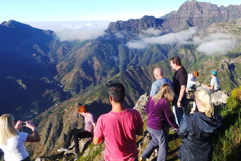 Excursão particular de meio dia ao leste ou oeste da Madeira em jipe abertoExcursão privada de meio dia a leste ou oeste da Madeira em jipe aberto