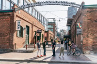 Toronto, Distillerie Distretto Storico Walking Tour - Hizvo