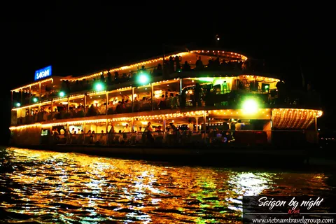 Saigon di notte: Crociera con cena tradizionale