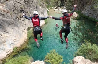 Granada und Málaga: Río-Verde-Schlucht, Sprünge ins türkisfarbene Wasser