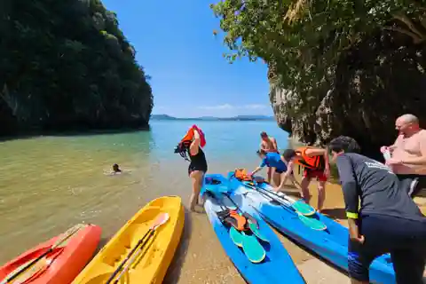 Koh Lanta: Kayaking and Longtail Boat Tour (Day trip)