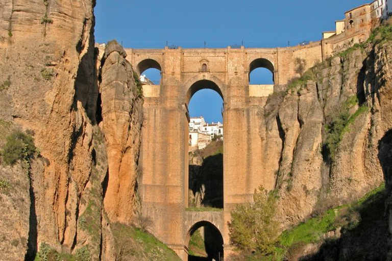 De Sevilha: Traslado Privado de Dia Inteiro para Granada via Ronda