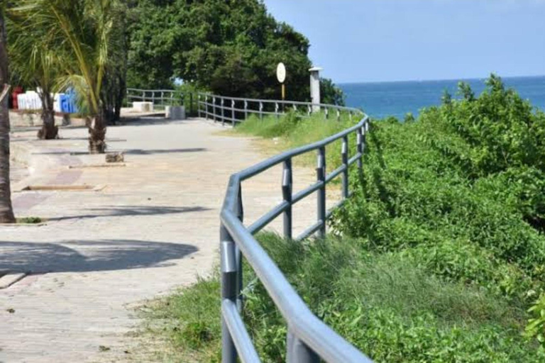 Visite de la ville de Mombasa ; pont flottant, défenses, Fort Jesus