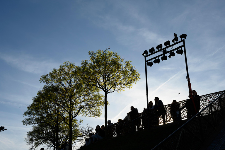 Paris: Experience the romance of Montmartre on a walk with a pro photographer Paris: Experience romance in Montmartre, a walk with a photographer in English