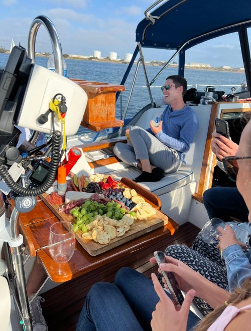 Kreuzfahrten und Bootstouren bei Sonnenuntergang + Snack