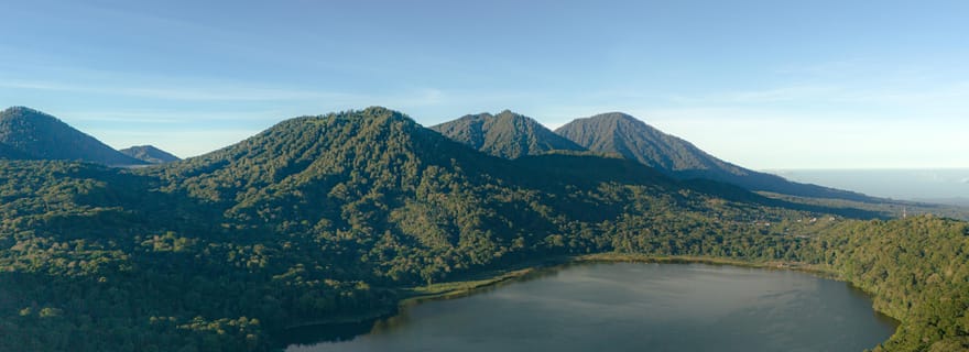 Munduk : randonnée avec vue sur les lacs jumeaux, temple et cascade
