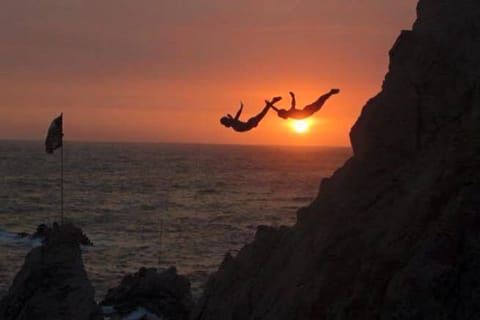 *Private Cliff Diver Show w/Dinner +2 Drinks +1 Sunset Drink