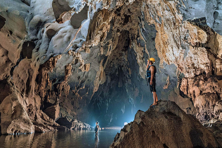 Explorez la grotte sombre depuis Hue : Visites en groupe les jours pairs