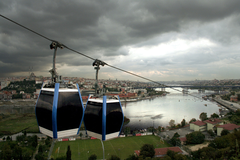 Istambul: cruzeiro de meio dia e teleférico para Pierre Loti HillIstambul: cruzeiro de meio dia e passeio de ônibus/teleférico Pierreloti