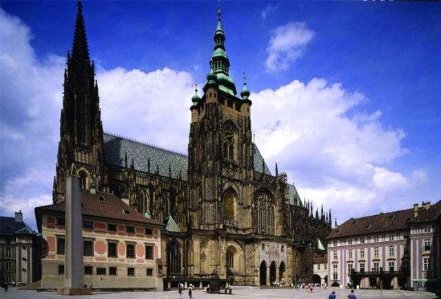 Live Guided City Tour with Prague Castle