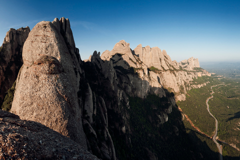 Desde Barcelona: Excursión de día completo a Montserrat con caminata guiada