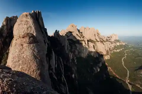 Desde Barcelona: Excursión de un día a Montserrat con excursión guiada