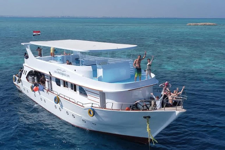 Hurghada: Beginner Diving Trip with Lunch, Transfer & Gear Boat Cruise with 2 Snorkeling Sites with Lunch & Transfer