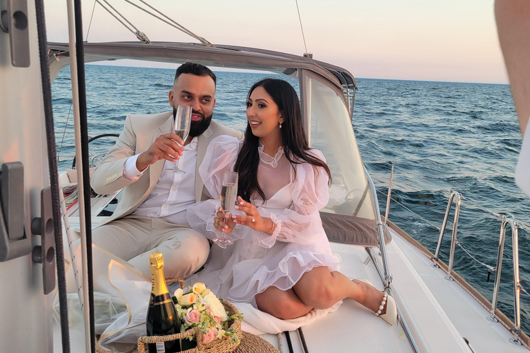 Toronto: Sailing Yacht Cruise of Toronto Harbor and Islands Shared 2-hour Day or Sunset Sailing Cruise