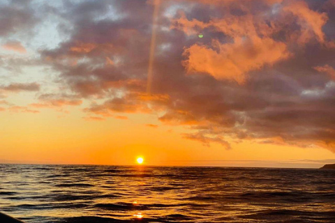 Isla Terceira : Excursión en barco al atardecer con bebida localPuesta de Sol en Barco en la Isla Terceira