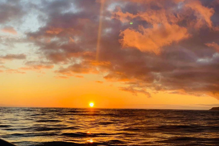 Isla Terceira : Excursión en barco al atardecer con bebida localPuesta de Sol en Barco en la Isla Terceira