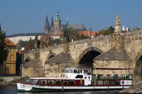 Prag: 2-timers frokostkrydstogt på Vltava-floden