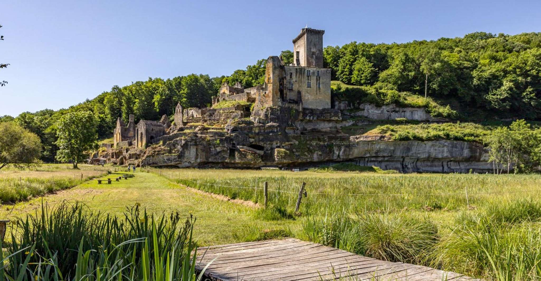 Château de Commarque , the mystery of the forgotten Fortress - Housity
