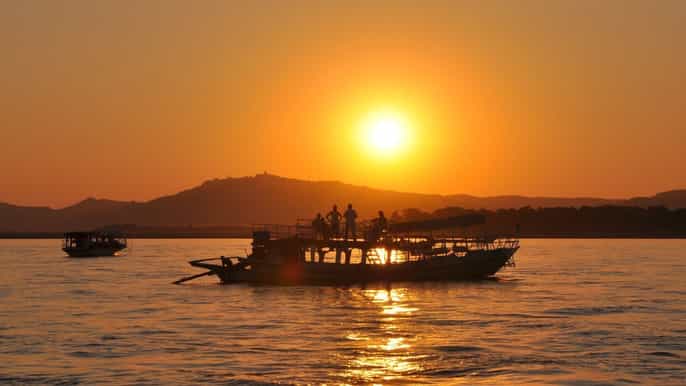 bagan en barco crucero al atardecer con guía local