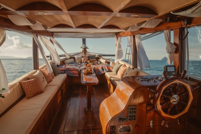 Krabi: 7-wyspowa wycieczka o zachodzie słońca łodzią Grande Longtail Boat z grillemKrabi: 7-wyspowa wycieczka łodzią z grillem i transferem