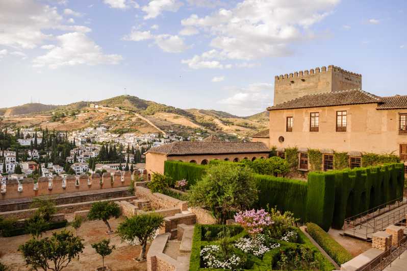 Granada: Ingresso Rapido All'Alhambra E Palazzi Nasridi | GetYourGuide