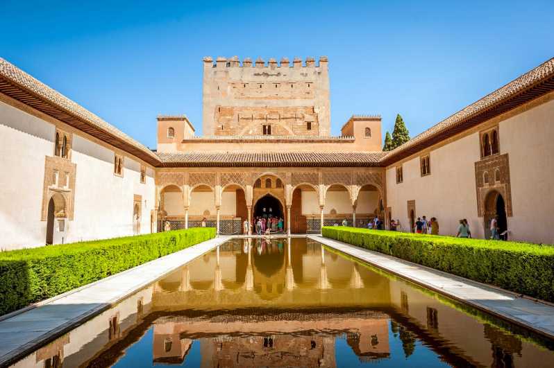 Гранада: билет без очереди в Альгамбру и дворцы Насридов