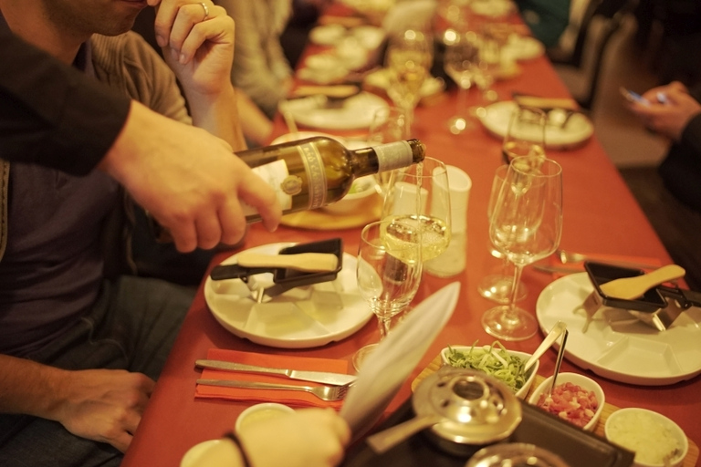 Stuttgart: Noche de raclette y vino