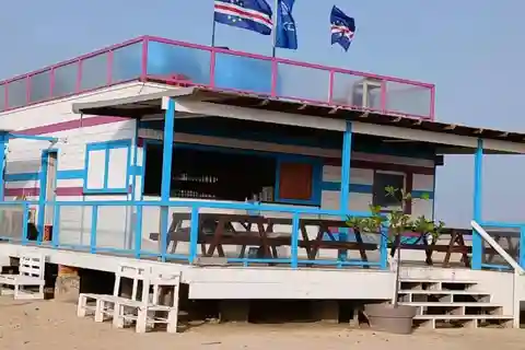 Ilha Sal: Churrasco na Praia do Kite com Música ao Vivo e Transporte