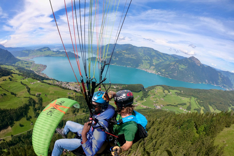 Lucerne: Unik flygupplevelse med tandemskärmflygningEftermiddagsslot (mellan kl. 12.30 och 17.00)