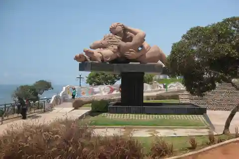 Lima: Park of Love, Huaca Pucllana, and Larco Museum Tour