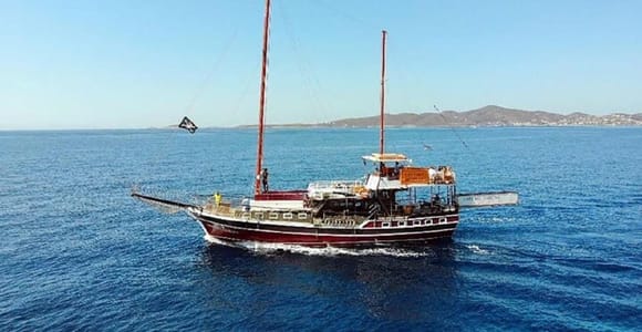 Paros: Panteronisia and Antiparos Pirate Cruise with Lunch