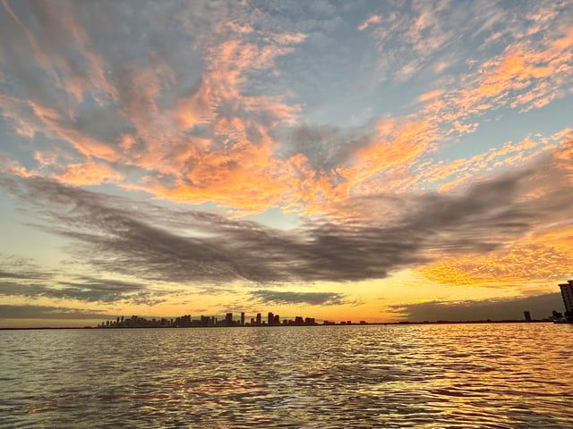 Miami: Private Sunset Boat Tour with Bottle of Champagne