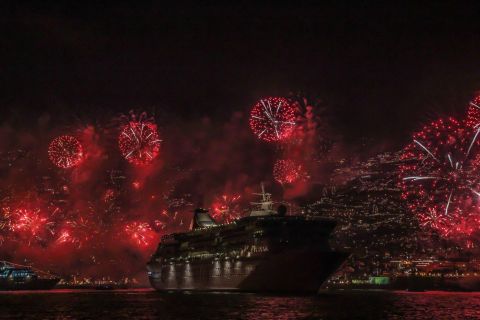 Madeira: Fogos de Artifício em Catamarã no Ano Novo