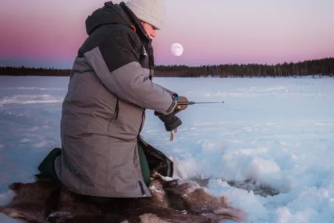 Auténtica Experiencia con Renos, Pescado sobre Hielo y Almuerzo en la Naturaleza