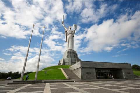 Kiev: Private Walking Tour to Museum of WWII