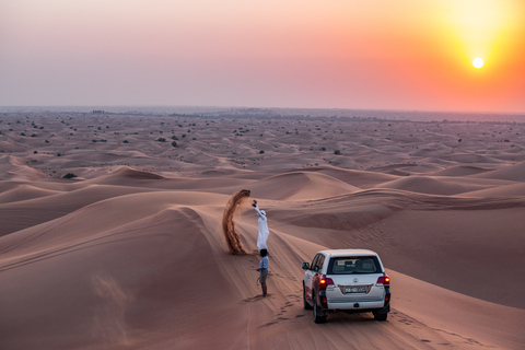 Dubai: Campo beduino, safari nelle dune, spettacolo di falchi e cena con barbecueDa Dubai: tour nel deserto in 4x4 con grigliata e spettacoli