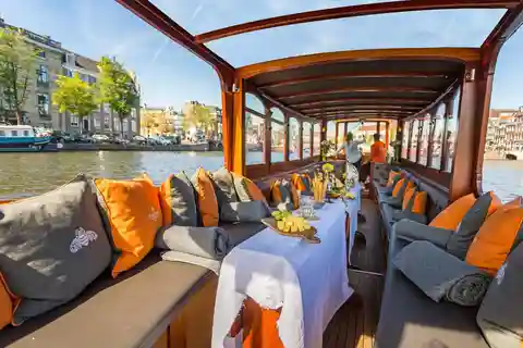 Amsterdam: Classic Boat Cruise with Optional Cheese & Wine