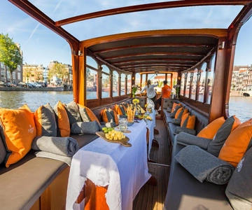 Amsterdam: Classic Boat Cruise with Optional Cheese & Wine